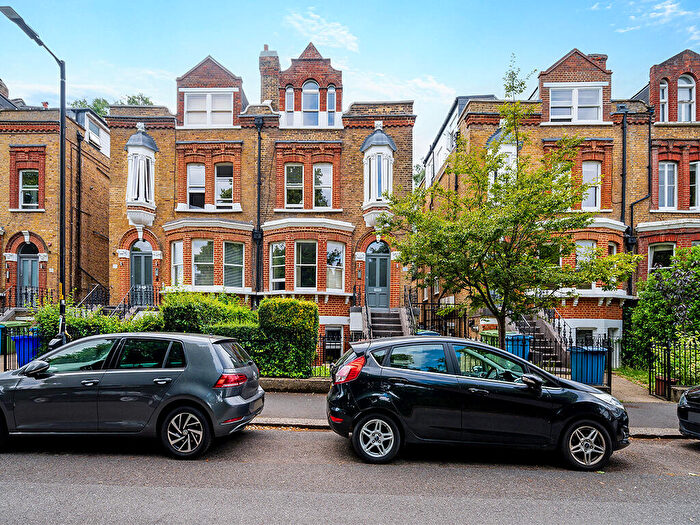 2 Bedroom Apartment To Rent In The Gardens, East Dulwich London, SE22