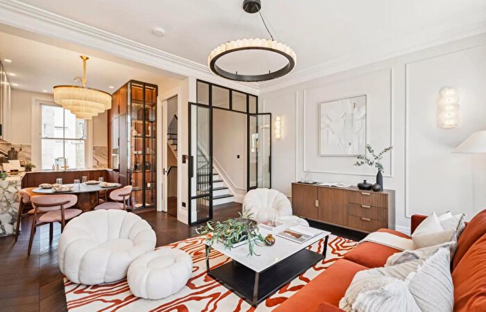 3 Bedroom Apartment To Rent In Edith Grove, Chelsea, London, SW10