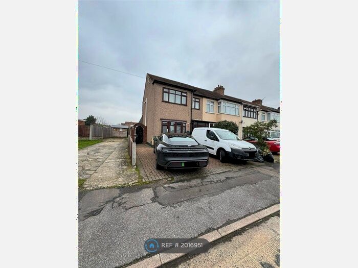 4 Bedroom End Of Terrace House To Rent In Lynton Avenue, Romford, RM7