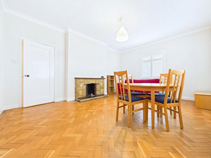 3 Bedroom Flat To Rent In Merton Road, London, SW18