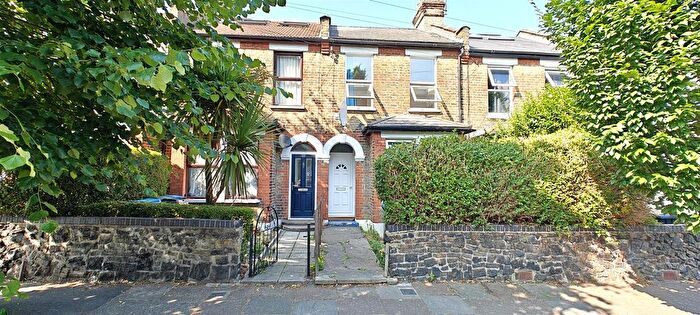 3 Bedroom Terraced House To Rent In Evesham Road, Bounds Green, N11