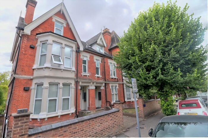 2 Bedroom Flat To Rent In Priory Avenue, High Wycombe, Buckinghamshire, HP13