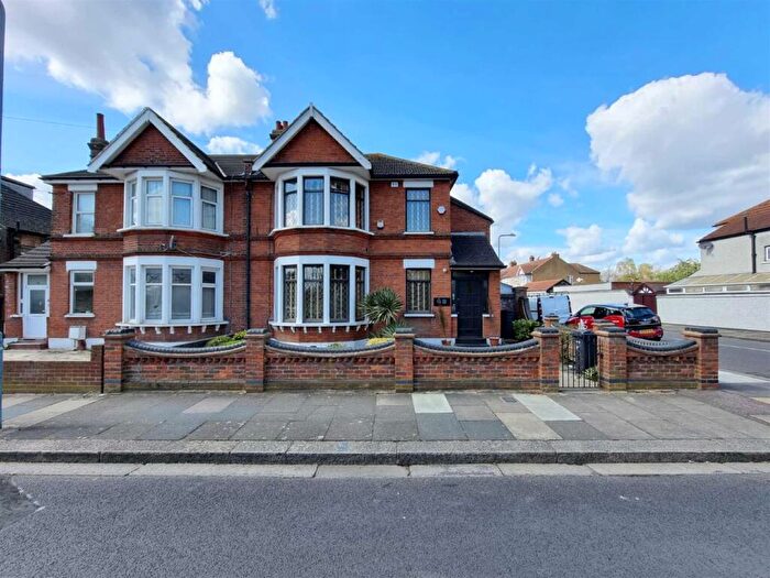 4 Bedroom Semi Detached House For Sale In Aberdour Road, Ilford, IG3