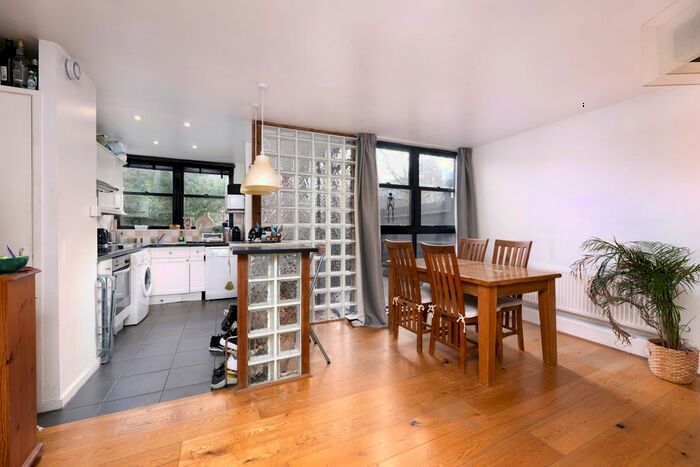 2 Bedroom Flat To Rent In Longleat House, Rampayne Street, London, SW1V