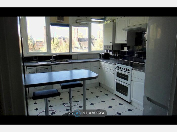 3 Bedroom Flat To Rent In Copeland House, London, SW17