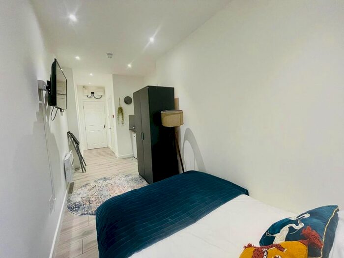 Studio To Rent In Greenford Avenue, London, W7