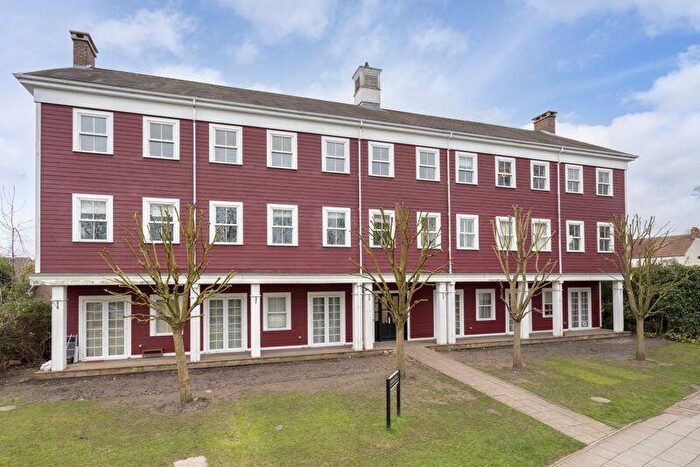 2 Bedroom Flat For Sale In The Hamptons, Worcester Park, KT4