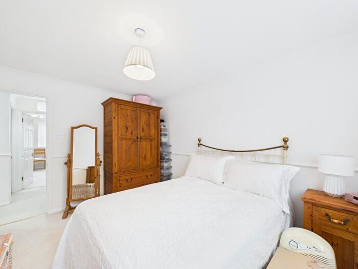 1 Bedroom Apartment For Sale In Knaves Hollow, Wooburn Moor, High Wycombe, Buckinghamshire, HP10