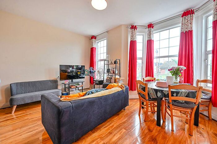 3 Bedroom Maisonette To Rent In Avenue Road, Acton, London, W3