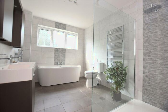 2 Bedroom Apartment To Rent In Sandmoor Mews, Leeds, LS17