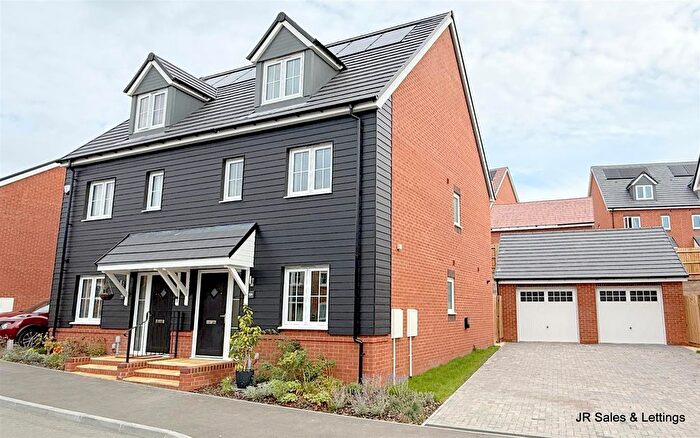 3 Bedroom Semi-Detached House To Rent In Cuffley, Potters Bar, EN6