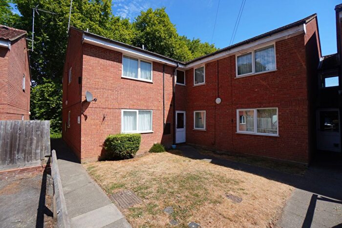 2 Bedroom Flat For Sale In Eaton Avenue, High Wycombe, HP12
