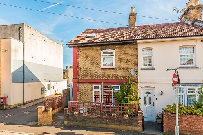 3 Bedroom End Of Terrace House For Sale In Station Road, Hounslow, TW3