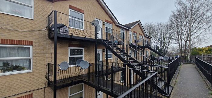 2 Bedroom Flat To Rent In Uplands Close, Woolwich, London, SE18