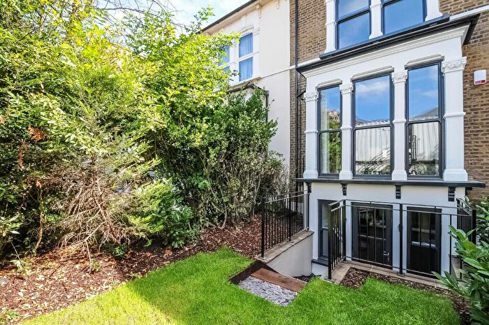 3 Bedroom Flat To Rent In Evering Road, London, E5