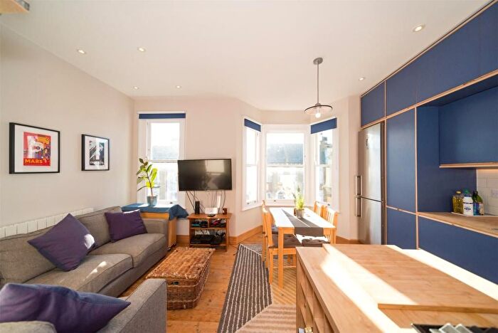 3 Bedroom Flat To Rent In Wendover Road, London, NW10