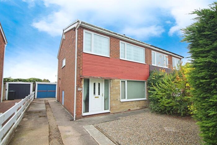 3 Bedroom Semi-Detached House For Sale In Parkways Drive, Oulton, Leeds, LS26