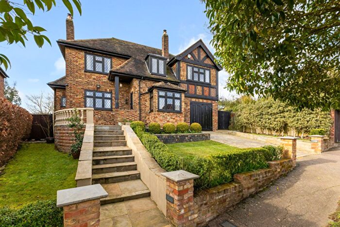 3 Bedroom Detached House For Sale In Winscombe Way, Stanmore, HA7