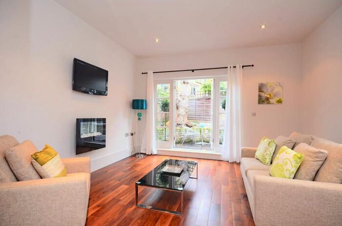 3 Bedroom Flat To Rent In West Hill, Putney, London, SW15