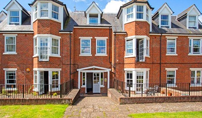 2 Bedroom Flat To Rent In Anyards Road, Cobham, Surrey, KT11