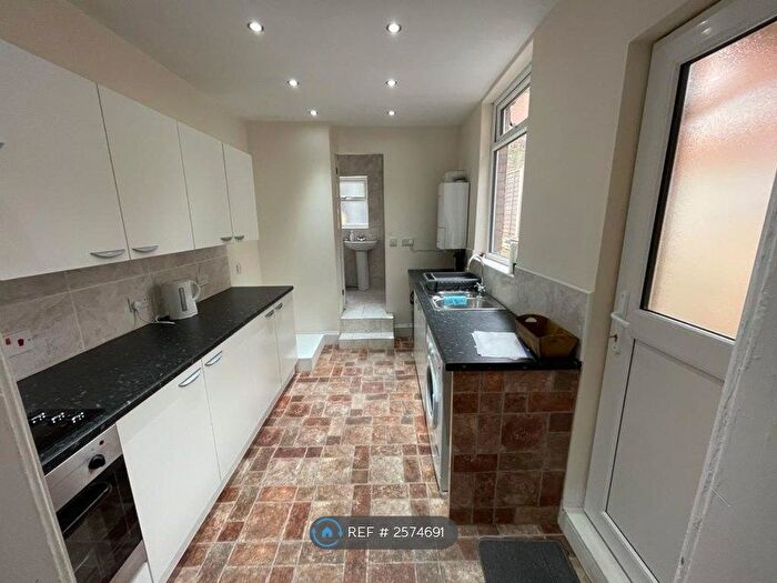 3 Bedroom Terraced House To Rent In Kingsland Road, Luton, LU1