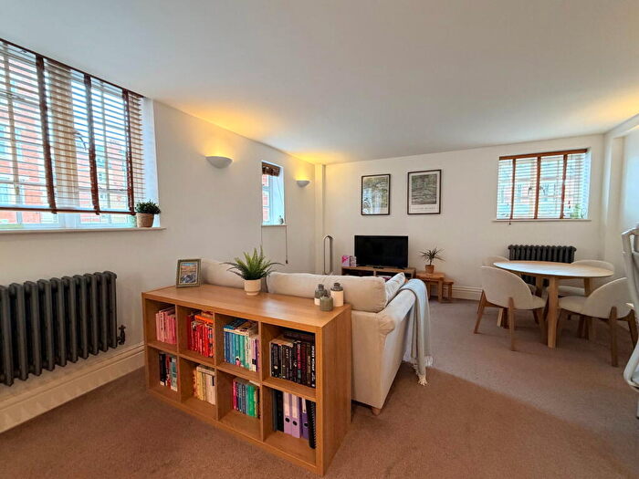 1 Bedroom Flat To Rent In Great Hall, Kingsway Square, SW11