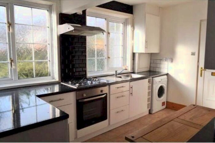 1 Bedroom Flat To Rent In Well House Avenue, Leeds, LS8