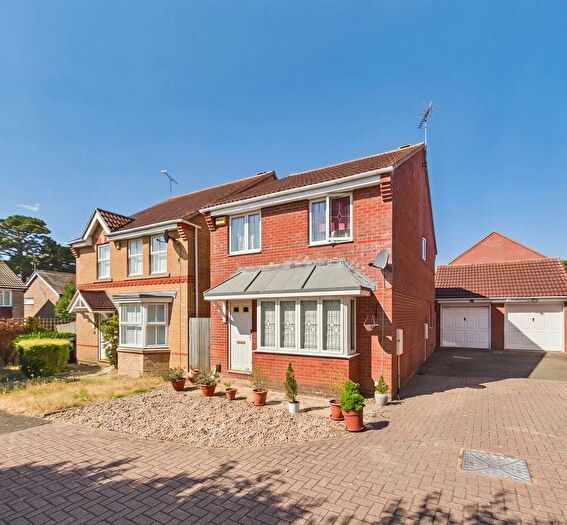 3 Bedroom Detached House For Sale In Hollyacres, Worthing, BN13