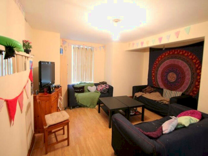 6 Bedroom House To Rent In Brudenell Road, Leeds, LS6