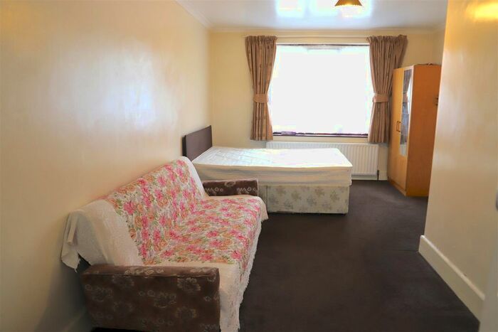 1 Bedroom Flat To Rent In Ferndale Avenue, Hounslow TW4
