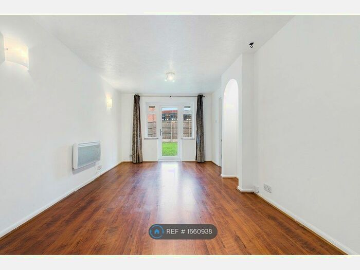 2 Bedroom Flat To Rent In Cotton Avenue, London, W3