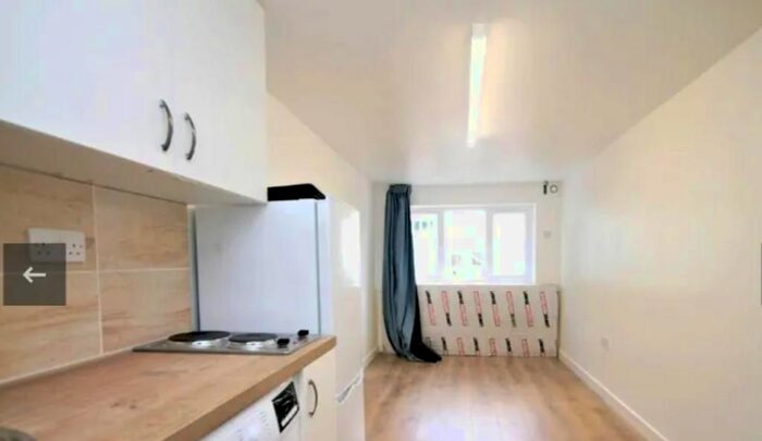 Studio To Rent In Shropshire Close, Mitcham, CR4
