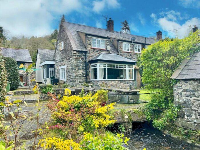 4 Bedroom Semi-Detached House For Sale In Maenan, LL26