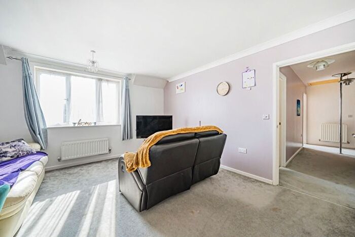 2 Bedroom Flat For Sale In Engineers Court, Reading, Berkshire, RG2