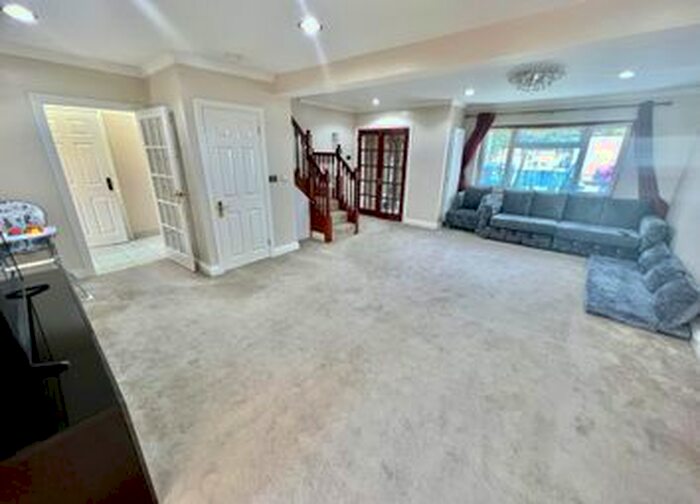 5 Bedroom Semi-Detached House To Rent In Blackpool Gardens, Hayes, UB4