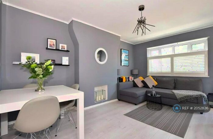 2 Bedroom Flat To Rent In Althorne Gardens, London, E18