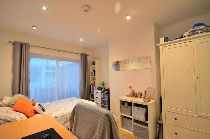 4 Bedroom Semi-Detached House To Rent In Harborne Park Road, B17