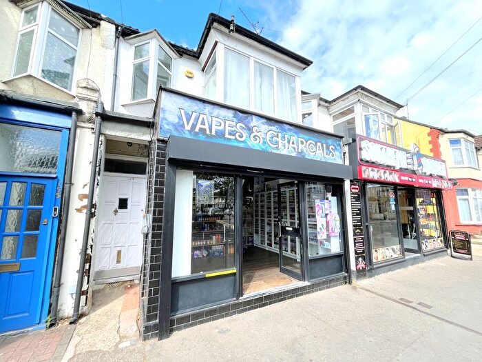 2 Bedroom Flat To Rent In Fairfax Drive, Westcliff-On-Sea, SS0