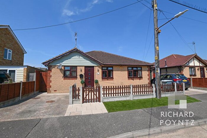 3 Bedroom Detached Bungalow For Sale In Henson Avenue, Canvey Island, SS8