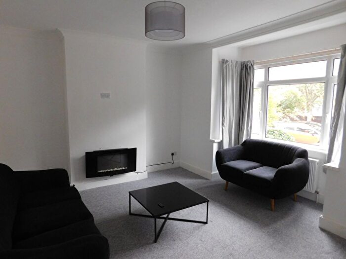 3 Bedroom Property To Rent In Rosebank Road, Hanwell, W7