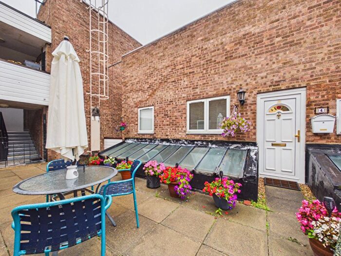 3 Bedroom Flat For Sale In Douglas Road, Stanwell, Middlesex, TW19