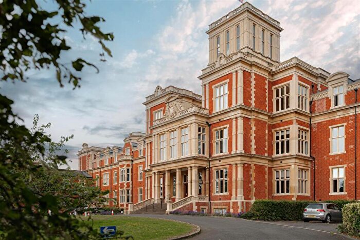 2 Bedroom Flat For Sale In Royal Earlswood Park, Redhill, RH1