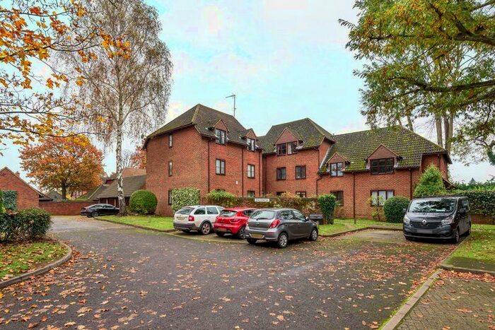 2 Bedroom Ground Flat To Rent In Summerhouse Road, Godalming, GU7