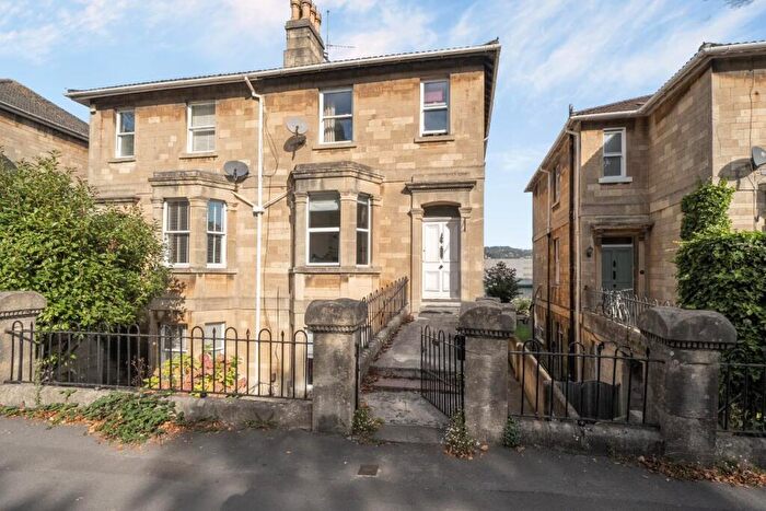 2 Bedroom Apartment For Sale In Lower Oldfield Park, Bath, BA2