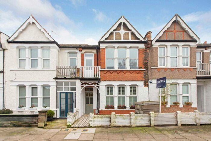 3 Bedroom Flat For Sale In Squires Lane, Finchley, N3