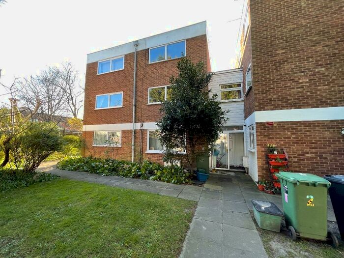 2 Bedroom Flat To Rent In East Street, Epsom, KT17