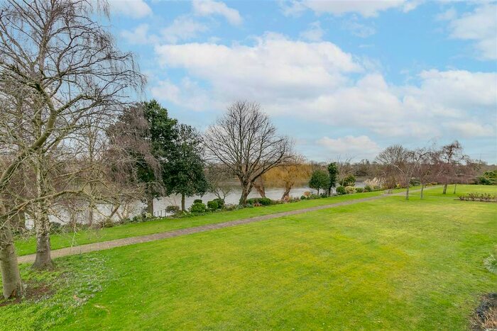 2 Bedroom Flat To Rent In Thames Village, Hartington Road, W4