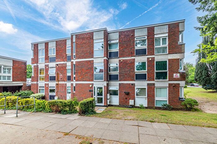 2 Bedroom Flat For Sale In West Byfleet, Surrey, KT14