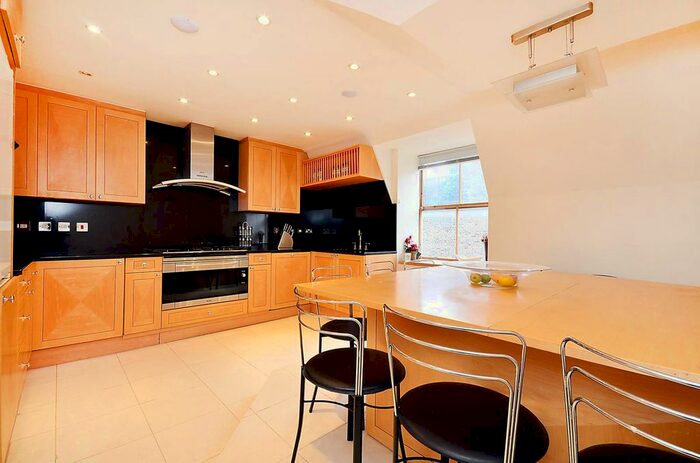 3 Bedroom Flat To Rent In Palace Gate, Kensington, London, W8