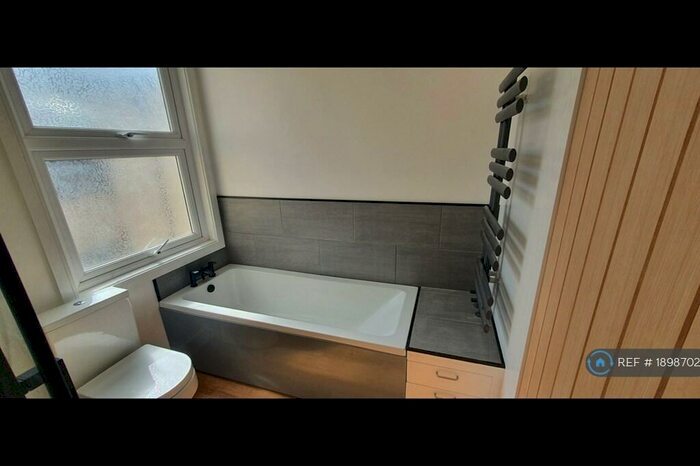 3 Bedroom Flat To Rent In Coombe Terrace, Hove, BN2